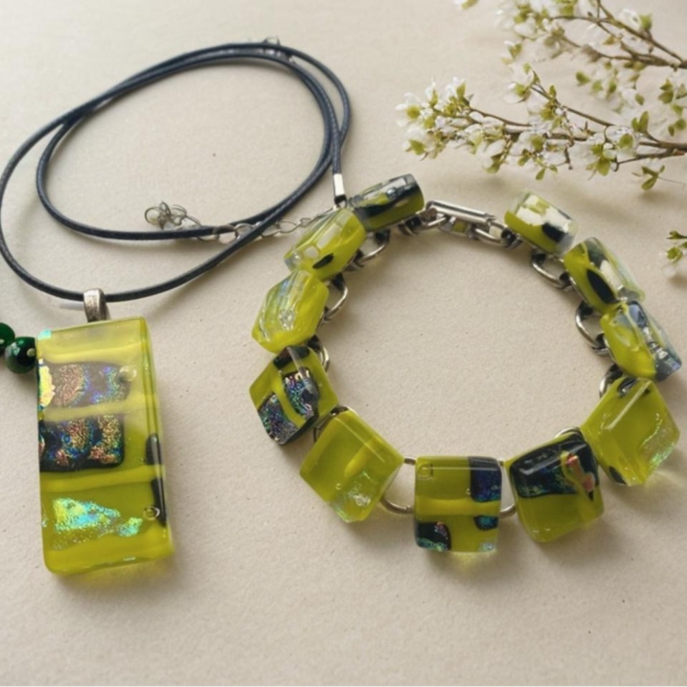 Artisan Glass Jewelry Set Bracelet and Pendant Fist up to 7” inch wrist
